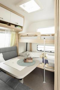 מיטה או מיטות קומותיים בחדר ב-Campingplatz Wusterhausen