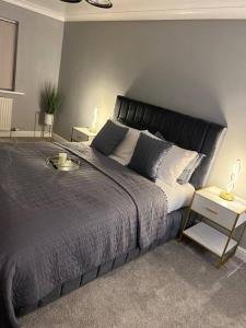 sypialnia z dużym łóżkiem z czarnym zagłówkiem w obiekcie Frank lane w mieście Dewsbury