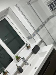een badkamer met een wastafel en een spiegel bij Frank lane in Dewsbury
