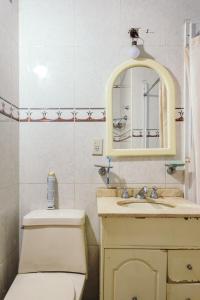 a bathroom with a toilet and a sink and a mirror at Mejor precio ubicación 2p habitación cómoda in Mexico City