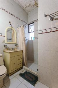 uma casa de banho com um chuveiro, um lavatório e um WC. em Mejor precio ubicación 2p habitación cómoda em Cidade do México