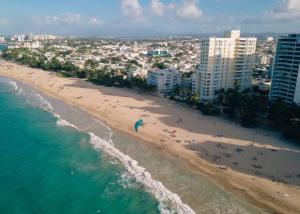 - une vue aérienne sur une plage avec des personnes et des bâtiments dans l'établissement Casita Style Apt 3 w/ Sofa Bed & Patio @ Santurce, à San Juan
