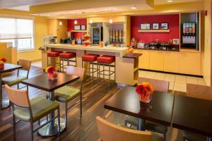 TownePlace Suites New Orleans Metairie tesisinde bir restoran veya yemek mekanı