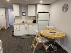 uma cozinha com uma pequena mesa e um frigorífico em Suite au centre de l’Estrie em Ange-Gardien