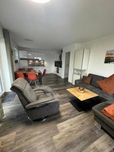 sala de estar con sofá y mesa en Neue Liebe Haffkrug 4 en Haffkrug