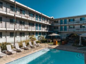Bazén v ubytování Marin Suites Hotel nebo v jeho okolí