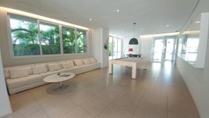 un salon avec un canapé et une table dans l'établissement Studio 409 Urbe Paulista, Bela Vista, com garagem, à São Paulo
