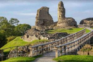 eine Treppe, die zu den Ruinen einer Burg führt in der Unterkunft Ty Twty, Montgomery Cottage in Montgomery + 7 Fotos