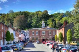 eine Stadt mit einem Uhrturm auf einem Gebäude in der Unterkunft Ty Twty, Montgomery Cottage in Montgomery