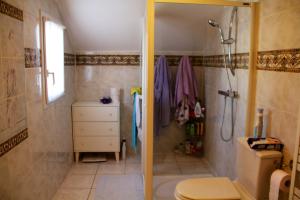 Maison de 5 chambres avec jardin clos et wifi a Plaisir tesisinde bir banyo