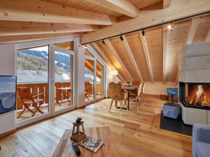 ein Wohnzimmer mit einem Kamin und einem Esstisch in der Unterkunft Fewo Sterntaler DG mit Bergblick in Garmisch-Partenkirchen