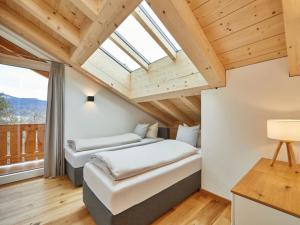 two beds in a room with a window at Fewo Sterntaler DG mit Bergblick in Garmisch-Partenkirchen