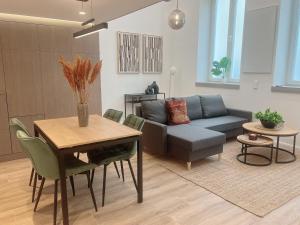 - un salon avec un canapé et une table dans l'établissement Zeus Design Loft Apartments Braunhirschen, à Vienne