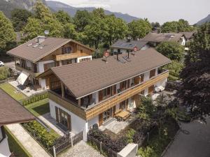 een luchtzicht op een huis met een dak bij Ferienhaus K4 in Garmisch-Partenkirchen in Garmisch-Partenkirchen