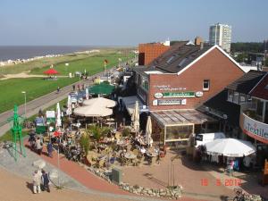 eine Luftansicht eines Marktes mit Menschen, die herumlaufen in der Unterkunft Watten-Blick 1 in Cuxhaven