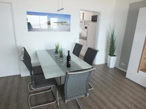 a dining room with a table and chairs at Watten-Blick 2 in Cuxhaven