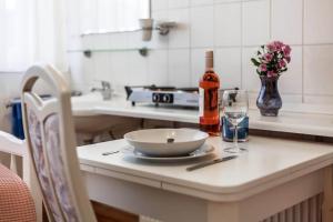 uma mesa com uma taça e uma garrafa de vinho em Gästehaus Wendland - Timmendorfer Strand em Timmendorfer Strand
