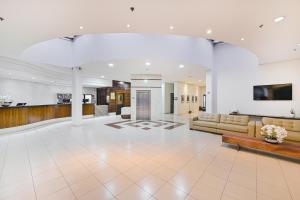 a lobby of a hotel with couches and tables at Hotel Nacional Inn Cuiabá in Cuiabá