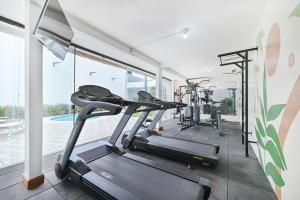 a gym with two treadmills and a treadmill at Hotel Nacional Inn Cuiabá in Cuiabá