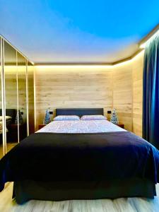 a bedroom with a large bed in a room at Panoramic Apartment in Breuil-Cervinia