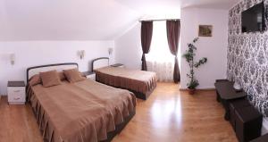 Ένα ή περισσότερα κρεβάτια σε δωμάτιο στο Pensiunea Gaby