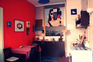 A kitchen or kitchenette at Kaleidoszkóp Ház Hostel