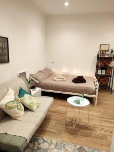 ローマにあるCasa CentoC'èのベッドとソファとテーブルのある部屋