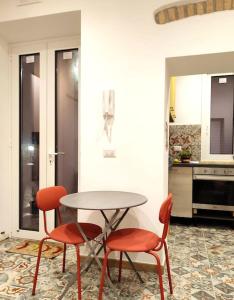 羅馬的住宿－Casa CentoC'è，桌子、两把椅子、一张桌子和一间厨房
