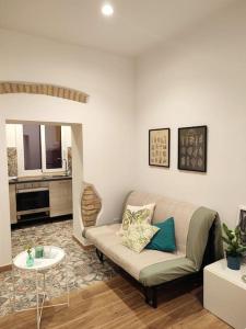 羅馬的住宿－Casa CentoC'è，客厅配有沙发和桌子