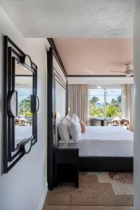 um quarto com uma cama grande e um espelho em Winter Haven Hotel, Miami Beach, Autograph Collection em Miami Beach