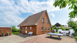 a brick house with a picnic table in front of it at Haus Bendix in Dagebüll
