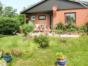 a house with a yard with some plants and a pink balloon at Bei Angela in Ladelund