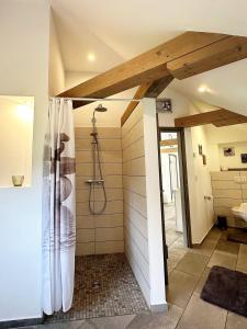 ein Bad mit Dusche und Duschvorhang in der Unterkunft Fresenhus, eingezäunter Garten, Hund willkommen, Kamin, WLAN, hell und kuschelig in Humptrup