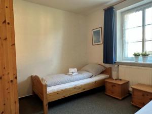 a bed sitting in a room with a window at Godewind in Dagebüll