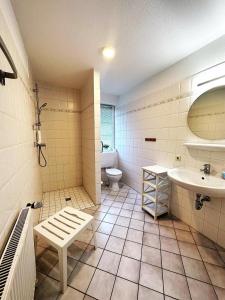 ダゲビュルにあるGodewindのバスルーム(トイレ、洗面台付)
