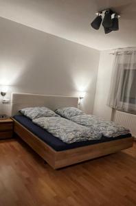 1 dormitorio con 1 cama en una habitación en NEU! Ferienwohnung Feuergasse 