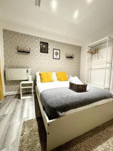 Ein Bett oder Betten in einem Zimmer der Unterkunft Centrally-Located Gem in Marble Arch, London