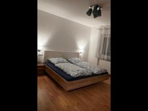 - une chambre avec un lit dans l'établissement NEU! Ferienwohnung Feuergasse, 