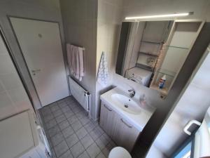 Koupelna v ubytování Monis Nordseeperle Carolinenesiel + 21 fotografií