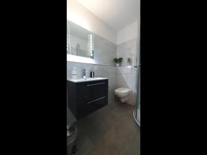 Koupelna v ubytování NEU! FeWo Panoramablick Hohegeiß Pool und Sauna + 23 fotografií