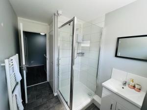 Ванна кімната в Leasows House - Sleeps 9 - Perfect for contractors and families