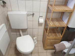 a bathroom with a white toilet in a room at NEU! Ferienhaus Michelsberg 