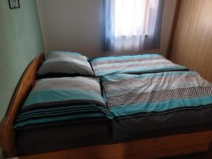 1 cama no hecha en una habitación con ventana en NEU! Ferienhaus Michelsberg, 