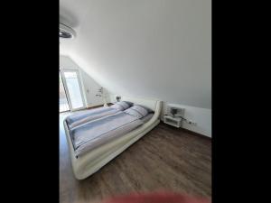 ein Schlafzimmer mit einem Bett in der Ecke eines Zimmers in der Unterkunft NEU! Ferienhaus 54 Husum inkl Sauna in Husum