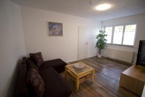 uma sala de estar com um sofá e uma mesa em Liebevoll eingerichtete FeWo Alsfeld 2 em Alsfeld
