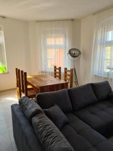 - un salon avec un canapé et une table en bois dans l'établissement NEU! Ferienwohnung in Mücheln mit Balkon, à Mücheln
