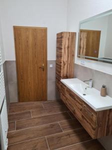 baño con lavabo y puerta de madera en NEU! Ferienwohnung in Mücheln mit Balkon en Mücheln