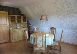 a dining room with a table and chairs and a kitchen at NEU! Ferienwohnung Luna zwischen den Meeren in Ihlow