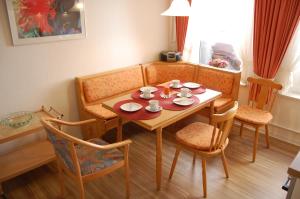 mesa de comedor con sillas y mesa con tazas en NEU! Ferienhaus Johann an der Nordsee, en Dornum