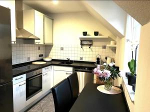 Kuchyň nebo kuchyňský kout v ubytování Modernes Ferienhaus Sauerblick